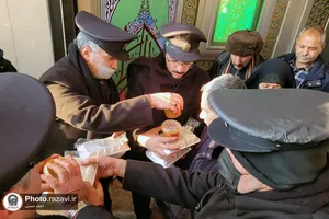 توزیع غذای متبرک مهمانسرای حضرت میان مسافران ایستگاه راه آهن مشهد