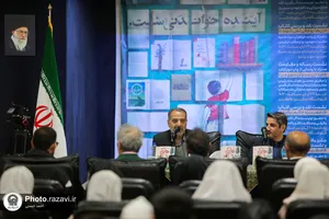 نشست نقد و بررسی کتاب &laquo;رهایم نکن&raquo;