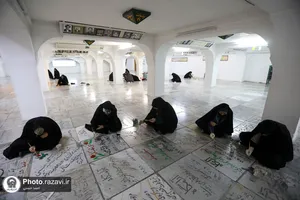 رنگ آمیزی قبور شهدای مدفون در بهشت ثامن&zwnj;الائمه حرم مطهر رضوی