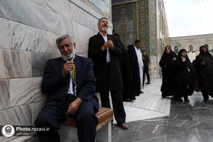 بهت و اندوه زائران حرم مطهر رضوی در لحظه اعلام خبر شهادت رئیس&zwnj;جمهور