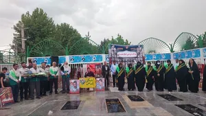 غبارروبی و عطرافشانی گلزار شهدای بروجرد / گزارش تصویری