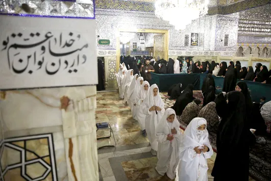 چادر‌های سفید دختران در قرار بندگی با امام رضا (ع)