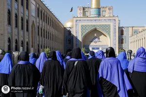 تشرف زائران قزاقستانی به حرم مطهر رضوی