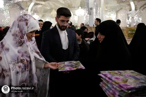 اهدای هدیه متبرک به زائران حرم مطهر رضوی