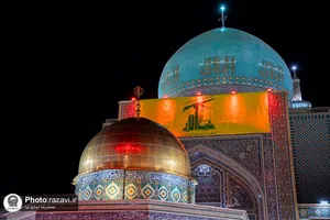 نصب کتیبه های شهادت سید حسن نصرالله در حرم مطهر رضوی