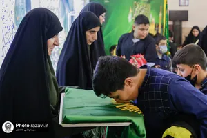 اهدا بسته&zwnj;های متبرک به دانش&zwnj;آموزان حاشیه شهر