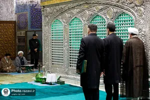 غبارروبی ضریح مطهر حضرت رضا(ع) در آستانه میلاد پیامبر اکرم(ص)