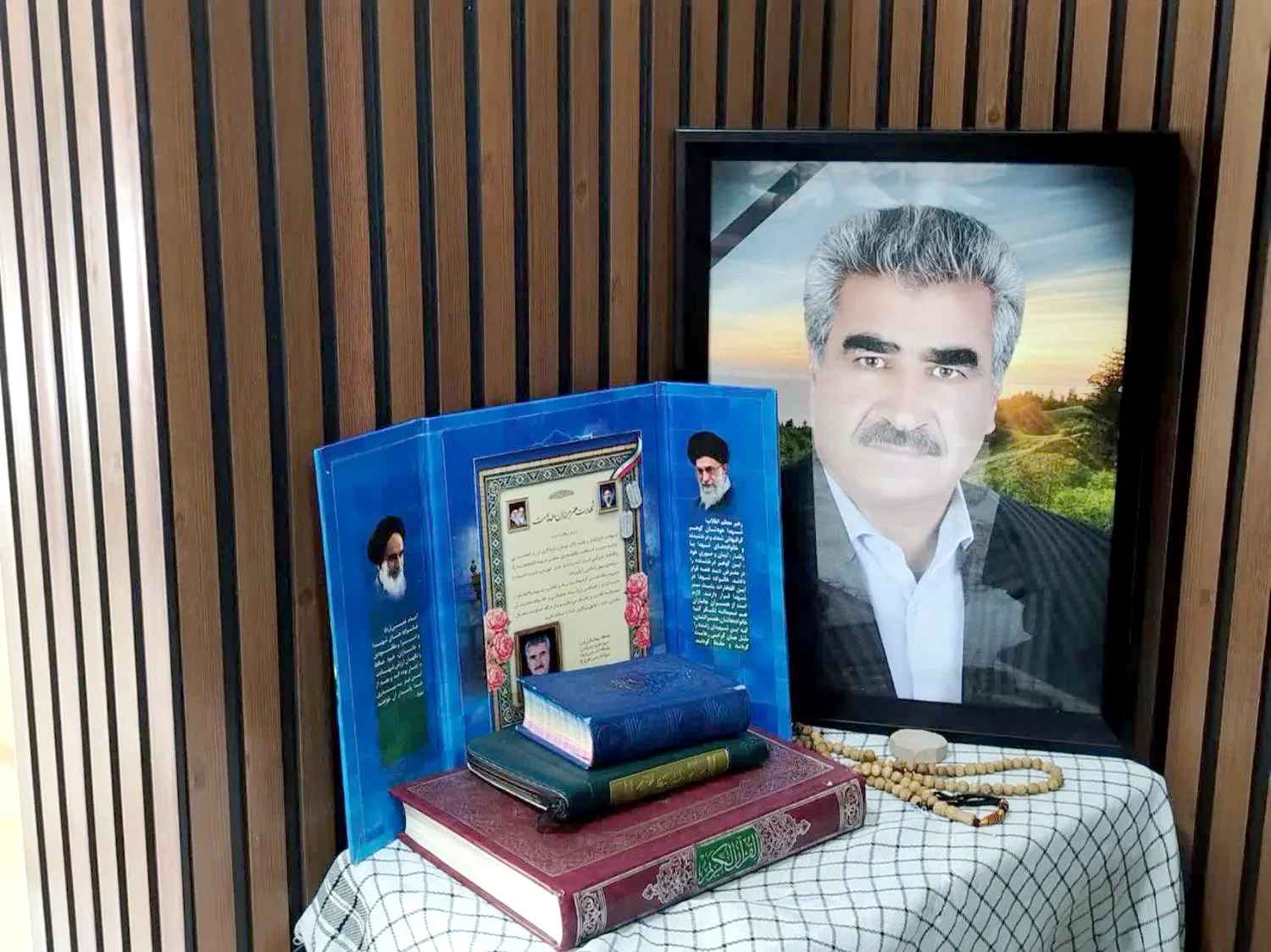 عطر رضوی در خانه شهید جنگ رمضان؛ دیدار خادمیاران رضوی با خانواده شهید نجف بابایی در نجف‌آباد