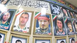 زیر سایه خورشید در فردیس؛ تجلیل خادمان رضوی از خانواده شهدای جنگ رمضان/فیلم