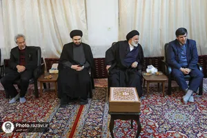 اهداء مصحف مشهد رضوی به آیت الله مرتضوی