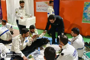 توزیع افطاری حرم مطهر رضوی به کارکنان پلیس راهور مشهد