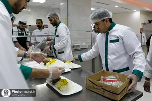 تشرف و خدمت چهره های فوتبالی در حرم مطهر رضوی