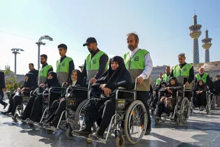 تشرف گروهی زائرین توان‌یاب به حرم مطهر رضوی