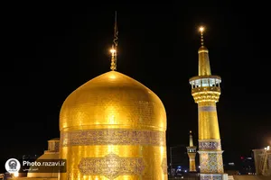 تعویض پرچم گنبد مطهر رضوی به مناسبت شهادت شهدای حادثه تروریستی کرمان
