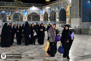 ورود معتکفین دختر نوجوان به حرم مطهر رضوی
