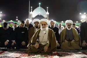 اقامه نماز صبح قبل از شروع سال نو در حرم مطهر رضوی