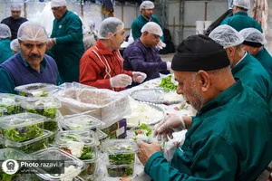 بسته بندی و توزیع افطار سبک در چایخانه حضرت رضا علیه&zwnj;السلام