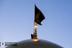 تعویض پرچم گنبد منور رضوی به مناسبت شهادت امام صادق علیه السلام