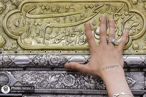 گل آرایی ضریح مطهر حضرت معصومه سلام الله علیها در آغاز دهه کرامت