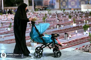 توزیع افطاری سبک در باب&zwnj;الهادی حرم مطهر رضوی