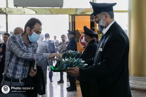 استقبال خدام از زائرین حرم رضوی در فرودگاه مشهد