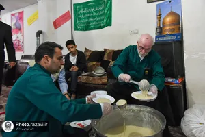 توزیع افطار متبرک حضرت در مساجد مشهد