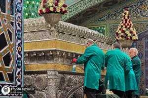 تنظیف ضریح مطهر امام رضا علیه&zwnj;السلام