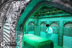 تصاویری از رهبر شهید انقلاب در مراسم غبارروبی حرم مطهر رضوی