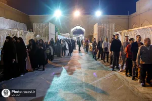 توزیع افطاری در باب&zwnj;الکاظم حرم مطهر رضوی