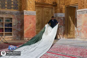 نصب کتیبه غدیریه در حرم مطهر رضوی