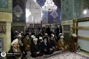 غبارروبی ضریح مطهر امام رضا علیه&zwnj;السلام