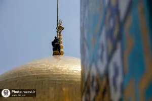 تعویض پرچم حرم مطهر رضوی به&zwnj; مناسبت شهادت رئیس جمهور و جمعی از مسئولان