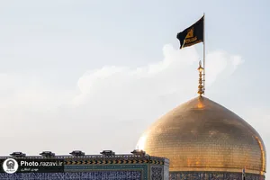 اهتزاز پرچم مشکی گنبد منور رضوی به مناسبت شهادت دبیر کل حزب الله لبنان