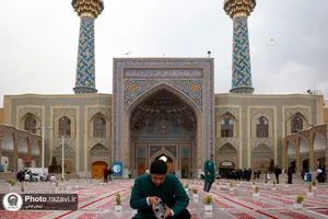 توزیع افطاری در باب&zwnj;الکاظم حرم مطهر رضوی