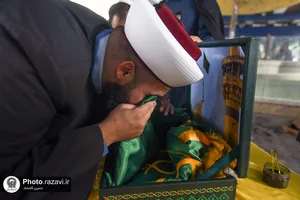 اهدای متبرکات حرم مطهر رضوی به مردم لبنان