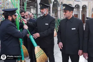 آیین جاروکشی حرم حضرت معصومه(س) توسط خدام حرم مطهر رضوی