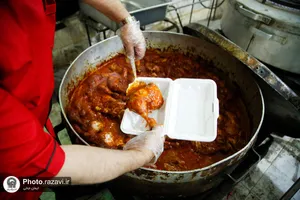 اطعام ٣٠٠ زن آسیب دیده اجتماعی با غذای متبرک امام رضا علیه&zwnj;السلام