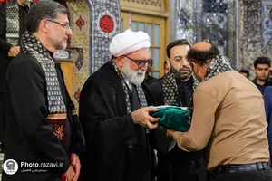 اهداء پرچم عزای حسینی به هیات های مذهبی در حرم مطهر رضوی