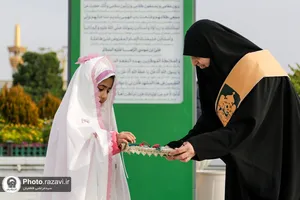 اهداء هدیه متبرک حرم به بانوان زائر