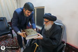 اهداء مصحف مشهد رضوی به آیت الله مرتضوی