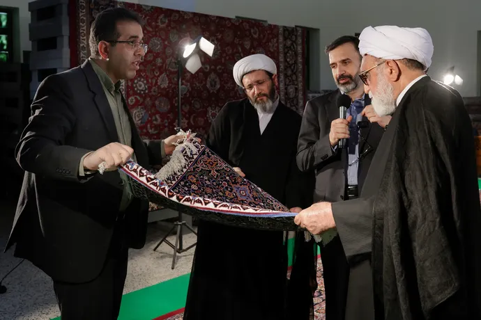 بازدید تولیت آستان قدس رضوی از روند بافت فرش‌های رواق امیرالمؤمنین علیه‌السلام