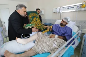 عیادت خادمان رضوی از مصدومان حادثه بندر شهید رجایی بندرعباس/ گزارش تصویری