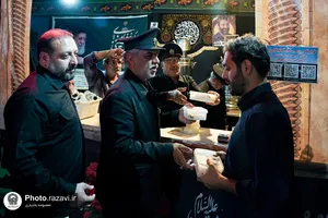 توزیع ۲۰ هزار پرس غذای متبرک به یاد رهبر شهید انقلاب-۱