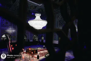 حضور مردم عزادار بر مزار مطهر رهبر شهید انقلاب اسلامی