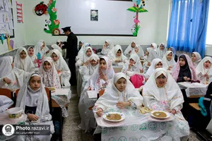 توزیع صبحانه در مدارس حاشیه شهر مشهد