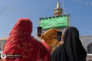 نصب کتیبه غدیریه در حرم مطهر رضوی