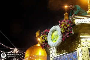گل&zwnj;آرایی حرم مطهر رضوی در شب میلاد امام رضا علیه&zwnj;السلام