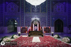 حضور مردم عزادار بر مزار مطهر رهبر شهید انقلاب اسلامی