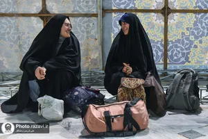 ورود معتکفین دختر نوجوان به حرم مطهر رضوی