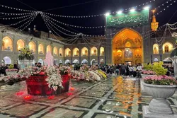 تماشای هنر گل‌آرایی خادم‌یاران از پشت ویترین شیشه‌ای در حرم رضوی